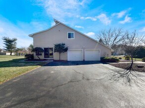 592 Cabot Hill Rd in Bridgewater, NJ - Building Photo - Building Photo