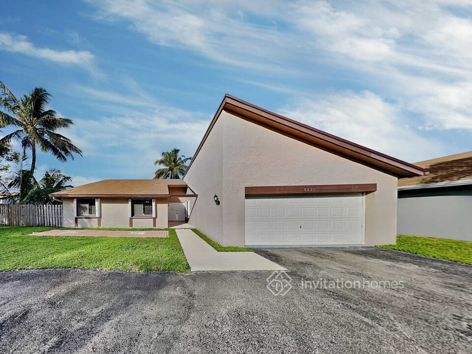 4823 NW 96th Ave in Sunrise, FL - Building Photo