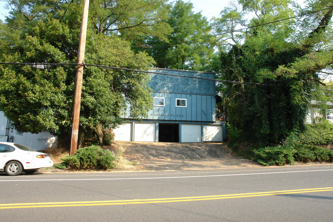 Parkway Plaza in Portland, OR - Building Photo