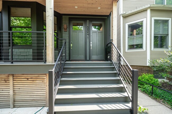 2041 W Cuyler Ave in Chicago, IL - Building Photo - Building Photo