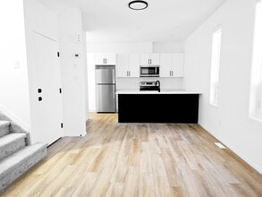 10514-10121 121 Ave NW in Edmonton, AB - Building Photo - Building Photo