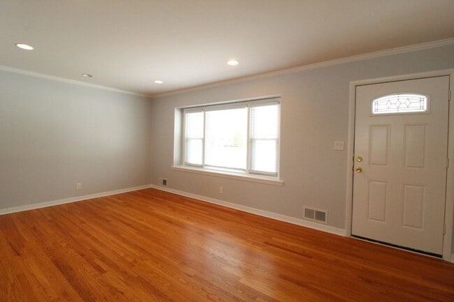 8428 Beverly Dr in Overland Park, KS - Building Photo - Building Photo