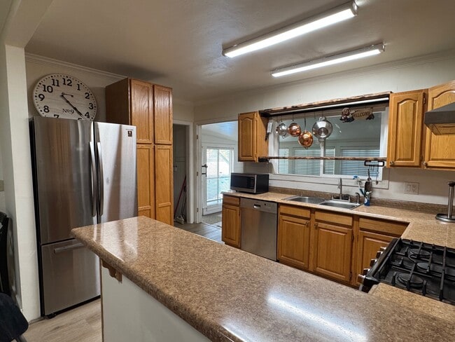 712 E Washington St in Petaluma, CA - Foto de edificio - Building Photo