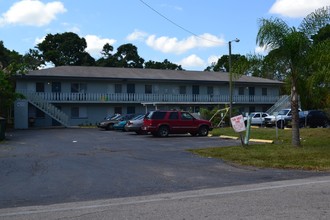 Woodside Apartments in Ft. Myers, FL - Foto de edificio - Building Photo