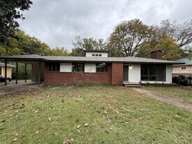 405 Tyus St in Brownsville, TN - Building Photo