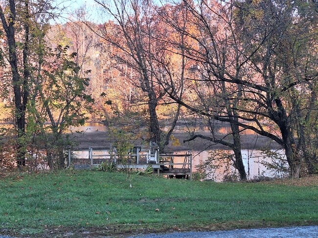 5996 Seneca Trail S, Unit Apt. 2 in Ronceverte, WV - Foto de edificio - Building Photo