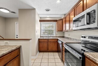 6531 Deane Hill Dr in Knoxville, TN - Building Photo - Building Photo