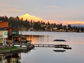 1611 Vernon Rd in Lake Stevens, WA - Foto de edificio - Building Photo