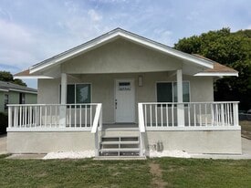 9717 Oak St in Bellflower, CA - Building Photo
