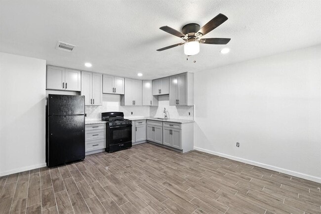 716 Hargest St in Prairie View, TX - Building Photo - Building Photo