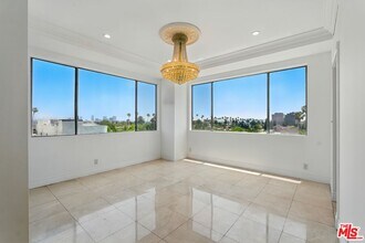 321 N Oakhurst Dr in Beverly Hills, CA - Building Photo - Building Photo