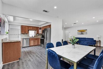 2011 N 49th Ave in Hollywood, FL - Building Photo - Building Photo