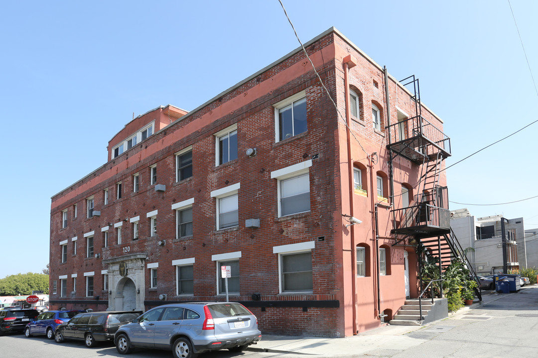 120 Westminster Ave in Venice, CA - Foto de edificio