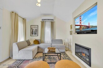 2855 Los Feliz Dr in Thousand Oaks, CA - Building Photo - Building Photo