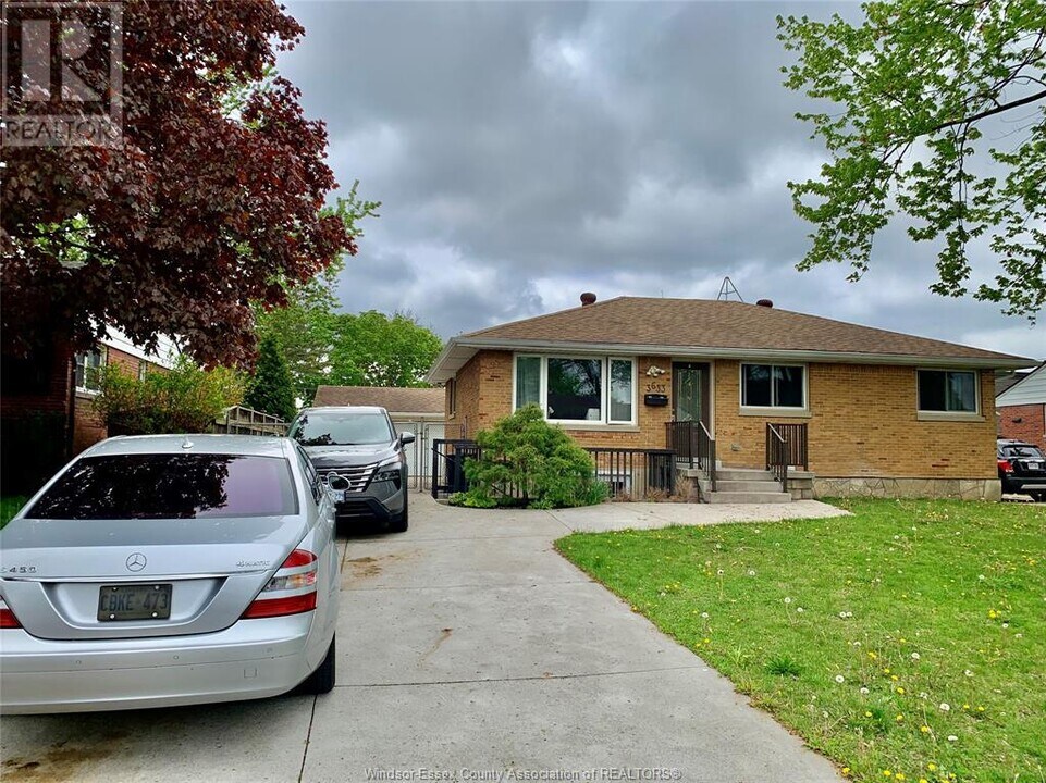 3633 McKay Ave in Windsor, ON - Building Photo