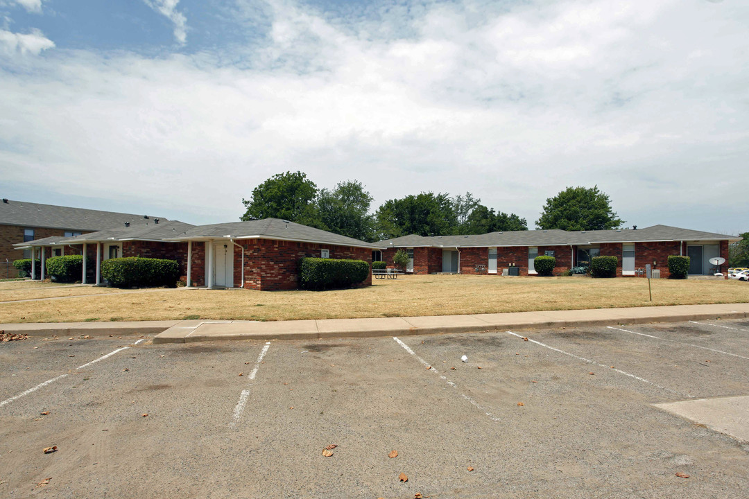 Vicksburg Village in Norman, OK - Building Photo