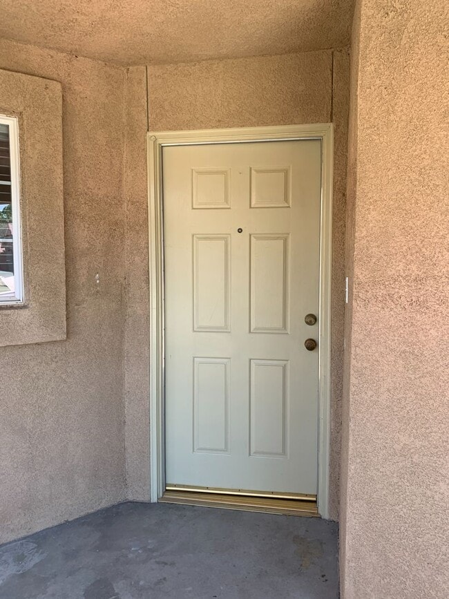 5704 Latina Dr in Bakersfield, CA - Foto de edificio - Building Photo