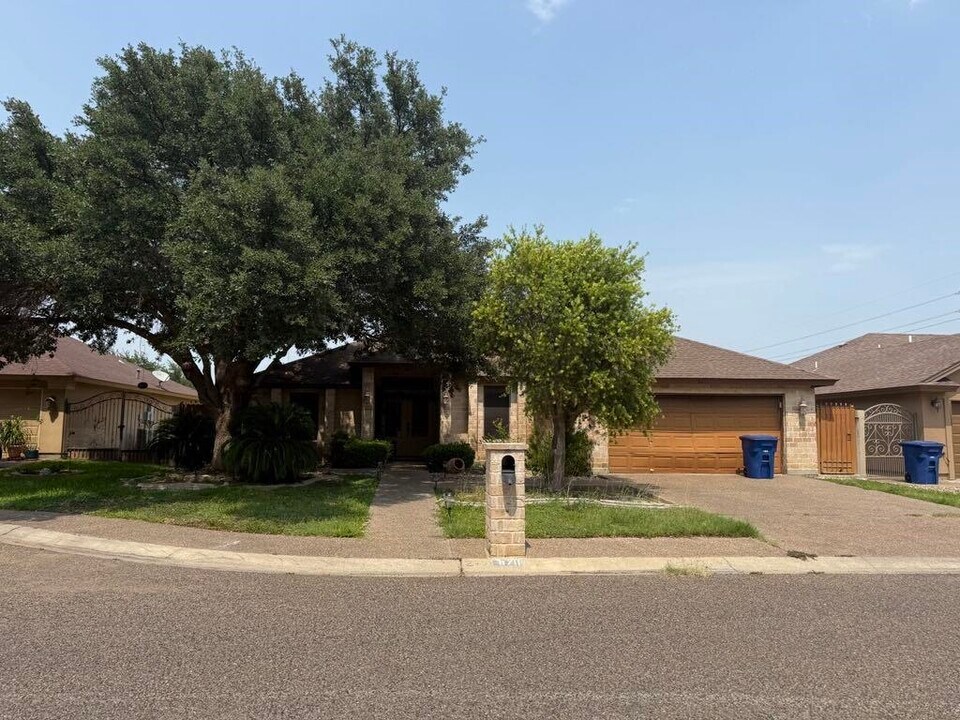 8711 Jerry Loop in Laredo, TX - Building Photo