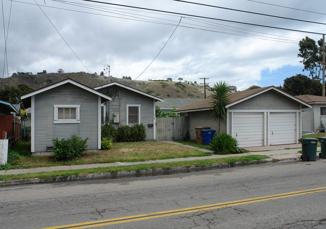 562 N Olive St in Ventura, CA - Foto de edificio - Building Photo