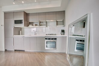 30 Smithe St in Vancouver, BC - Building Photo - Building Photo