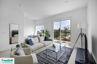 650 E Sycamore St in Denton, TX - Building Photo