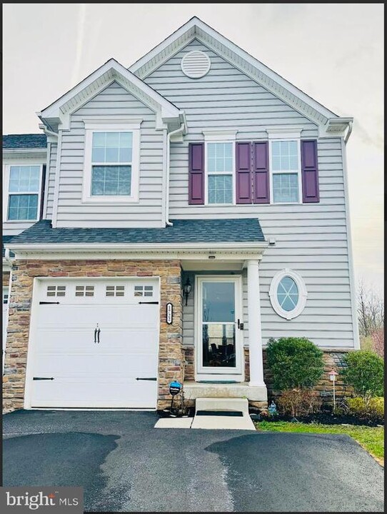 1722 Lydia Dr in Hatfield, PA - Building Photo