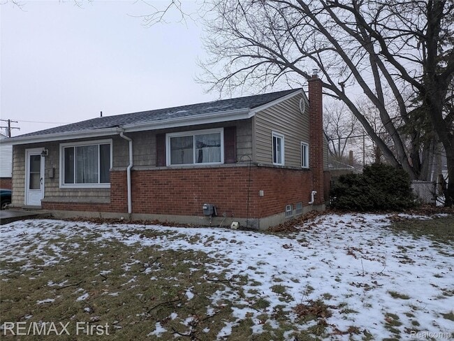 247 Hecht Dr in Madison Heights, MI - Foto de edificio - Building Photo