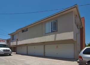 1026 E Carson St in Long Beach, CA - Foto de edificio - Building Photo