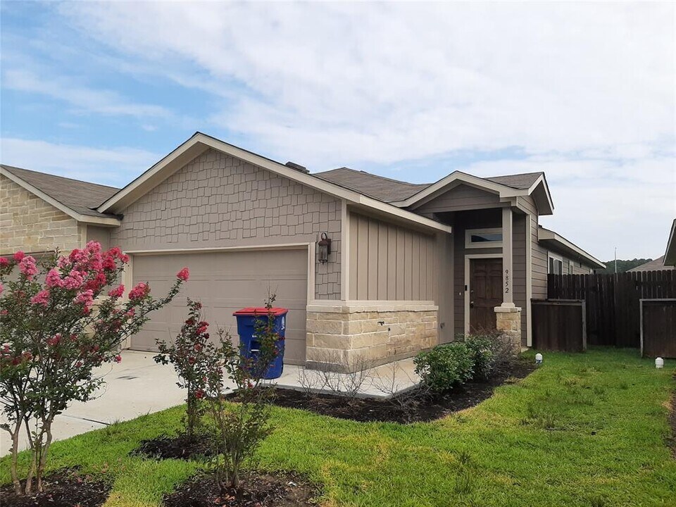 9852 Grosbeak Ln in Magnolia, TX - Building Photo