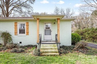 5711 Oak Dr in Charlotte, NC - Building Photo - Building Photo