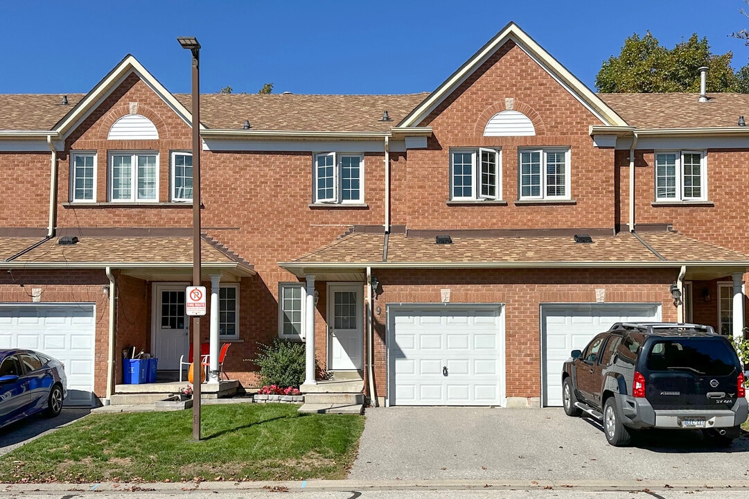 10 Bassett Blvd in Whitby, ON - Building Photo