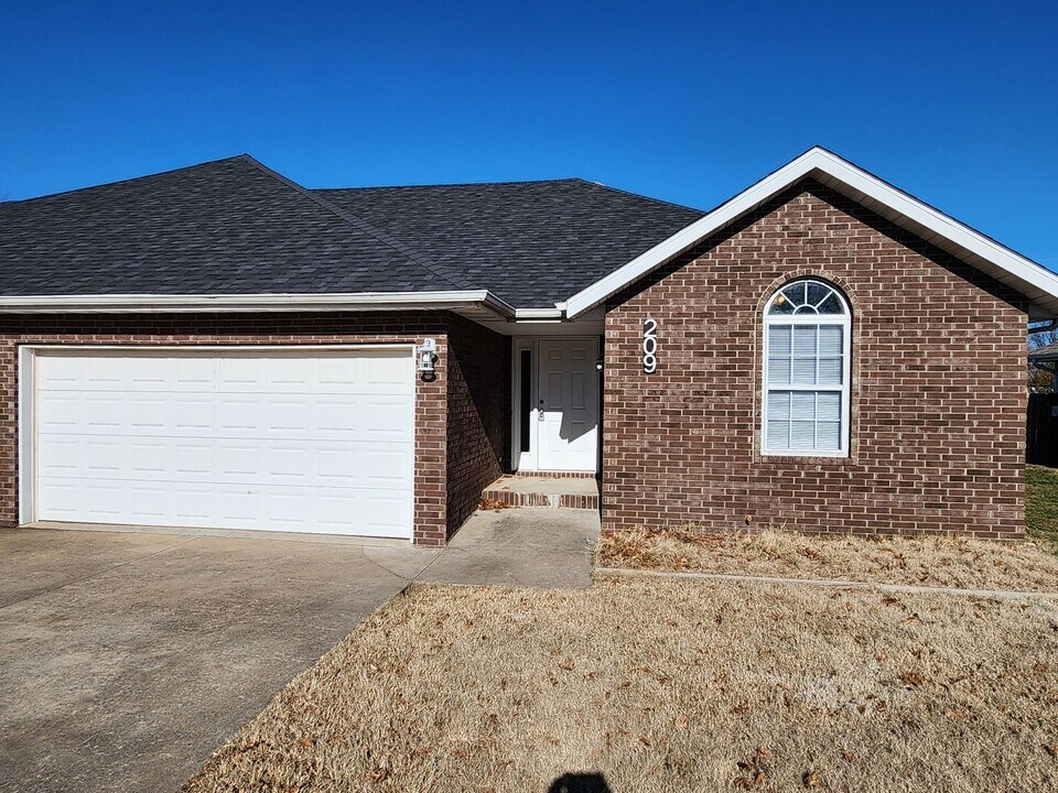 209 W Wade St in Republic, MO - Building Photo