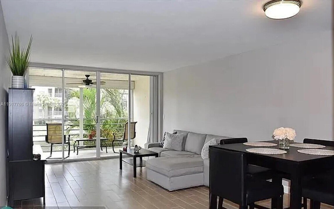 9230 Lagoon Pl in Davie, FL - Building Photo