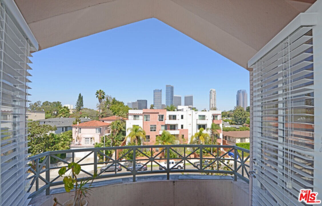 2015 S Beverly Glen Blvd in Los Angeles, CA - Building Photo
