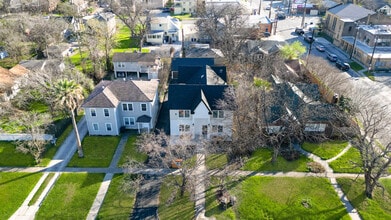 Mistletoe Manor in San Antonio, TX - Building Photo - Building Photo