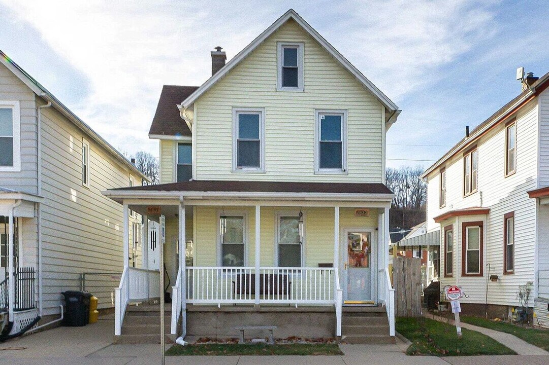 2831 Jackson St in Dubuque, IA - Building Photo