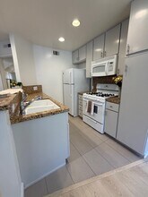 4322 Matilija Ave, Unit 07 in Los Angeles, CA - Foto de edificio - Building Photo