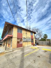 1001 Reynolds St in Laredo, TX - Building Photo - Building Photo