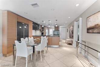 3001 Sandpiper Bay Cir in Naples, FL - Foto de edificio - Building Photo