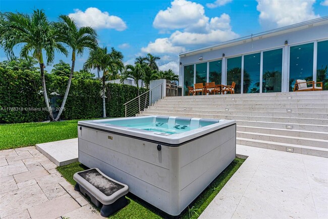 1090 NE 84th St in Miami, FL - Building Photo - Building Photo