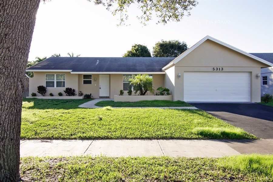 5313 SW 118th Ave in Cooper City, FL - Building Photo