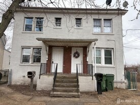 24 Washington Rd in Sayreville, NJ - Building Photo