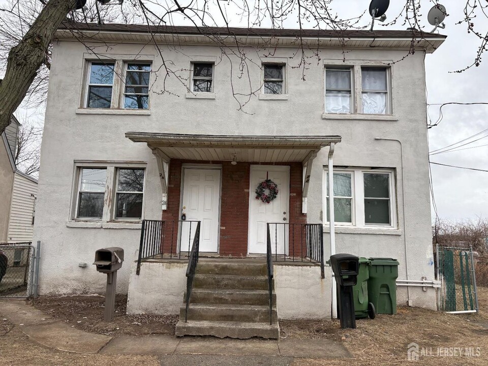 24 Washington Rd in Sayreville, NJ - Building Photo