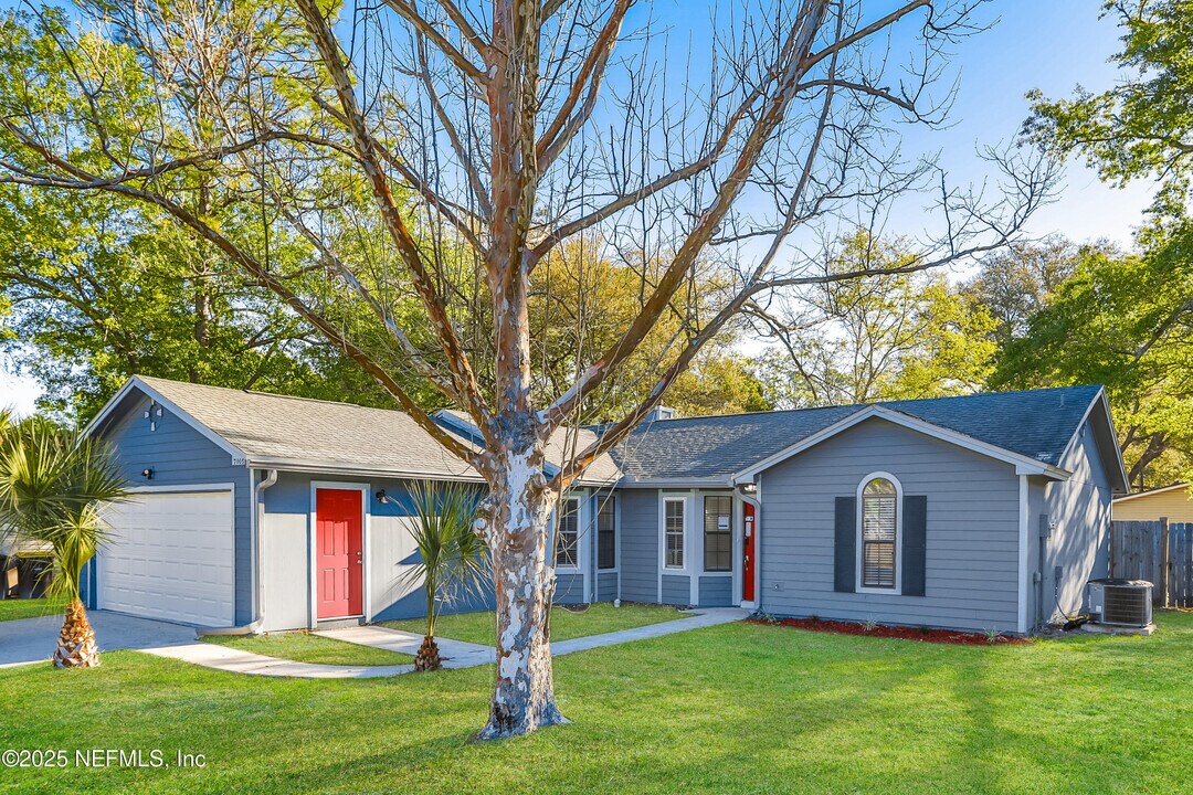 7005 Huntington Woods Cir E in Jacksonville, FL - Building Photo