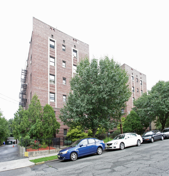 Karen Gardens in Orange, NJ - Foto de edificio