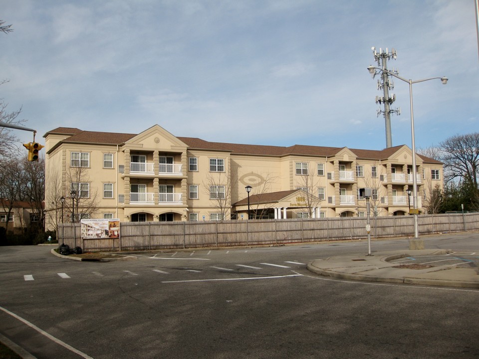 1888 Foster Meadow Rd in Elmont, NY - Building Photo