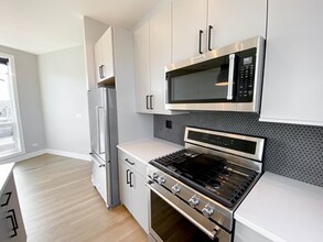 1056 W Cornelia Ave, Unit 203 in Chicago, IL - Foto de edificio - Building Photo