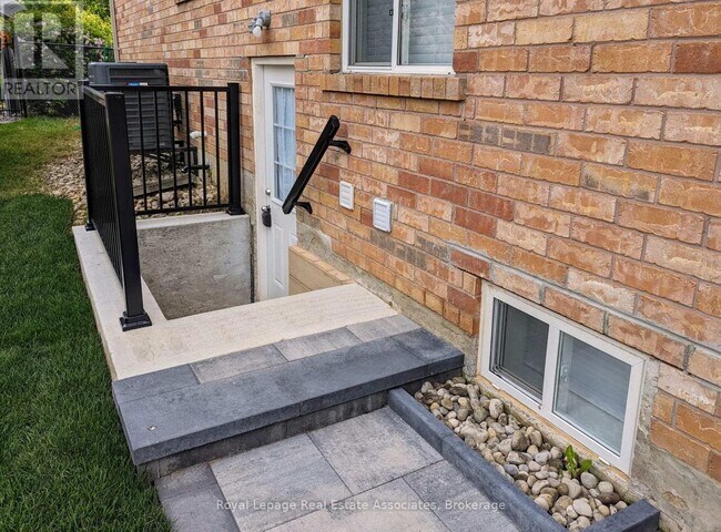 8 McNally St in Halton Hills, ON - Building Photo - Building Photo