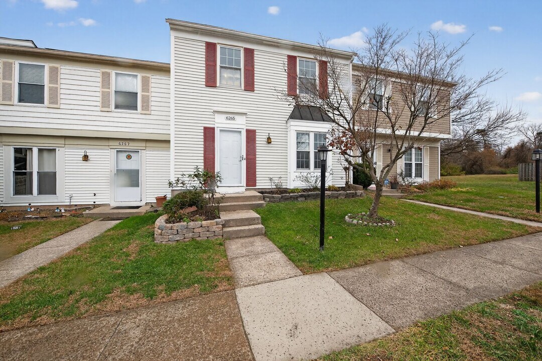 6265 Astrid Cove in Centreville, VA - Building Photo