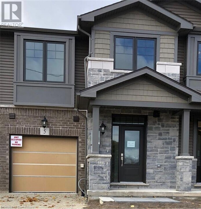 5 Hollywood Ct in Cambridge, ON - Building Photo